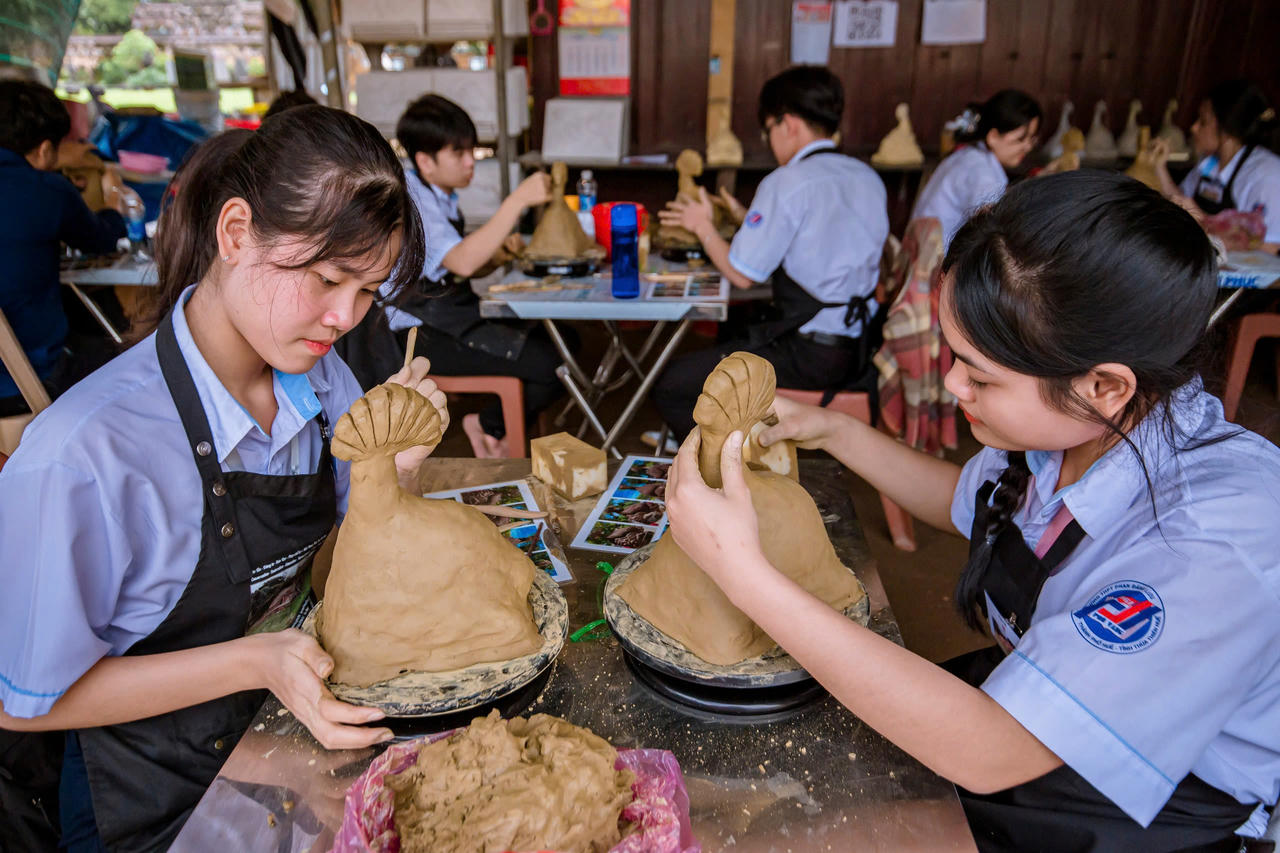 Các hoạt động trải nghiệm văn hóa - nghệ thuật truyền thống thu hút hàng ngàn học sinh tham gia.