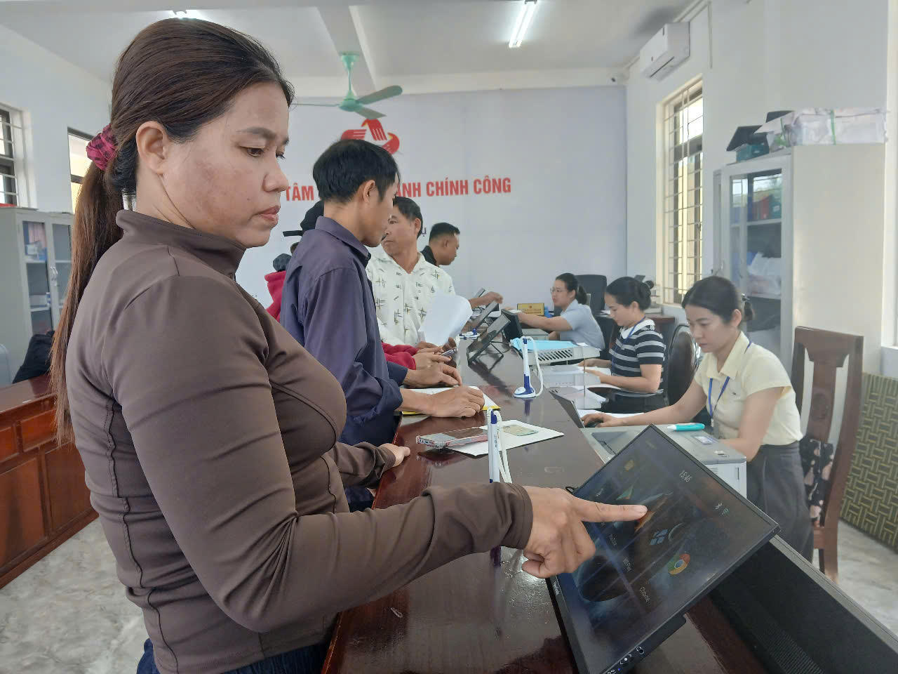 Chị Nguyễn Thị Quế ở thôn Đông Xuân xử lý hồ sơ điện tử tại Trung tâm phục vụ hành chính công xã Kỳ Văn.