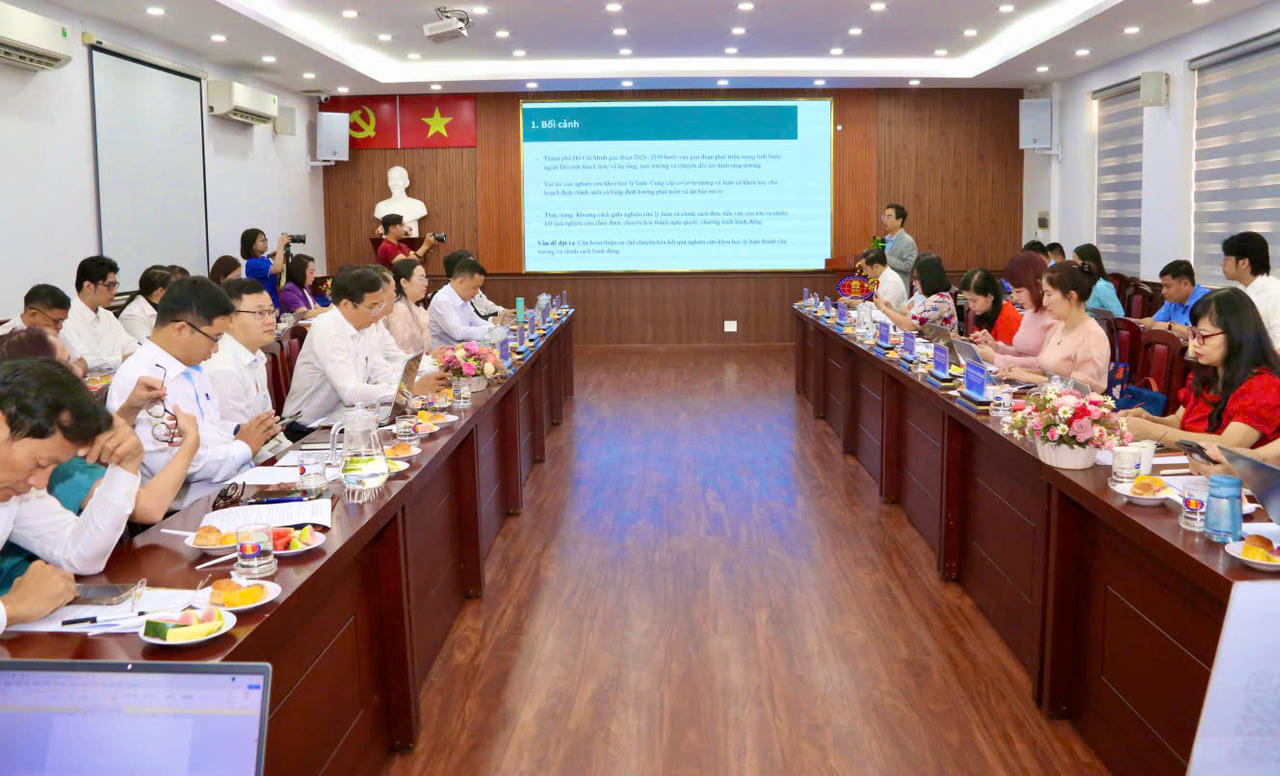 Giải pháp phát huy vai trò khoa học lý luận trong sự phát triển của TP HCM