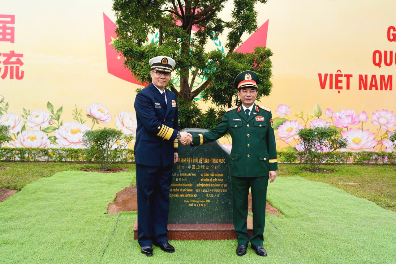 Hai Bộ trưởng thực hiện nghi lễ trồng cây hữu nghị tại Cửa khẩu quốc tế Móng Cái, tỉnh Quảng Ninh.