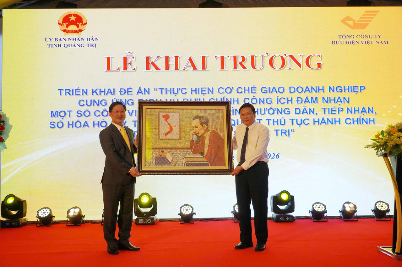 Lãnh đạo Tổng Công ty Bưu điện Việt Nam trao tặng bức tranh Chủ tịch Hồ Chí Minh ghép từ tem bưu chính cho ông Lê Hồng Vinh, Chủ tịch UBND tỉnh Quảng Trị (bên phải).