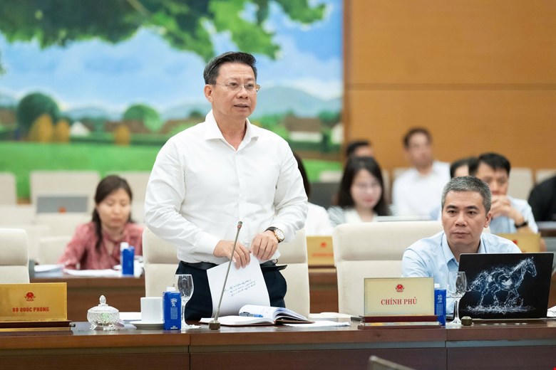 Thứ trưởng Bộ Tư pháp Nguyễn Thanh Ngọc trình bày tờ trình tại phiên họp.