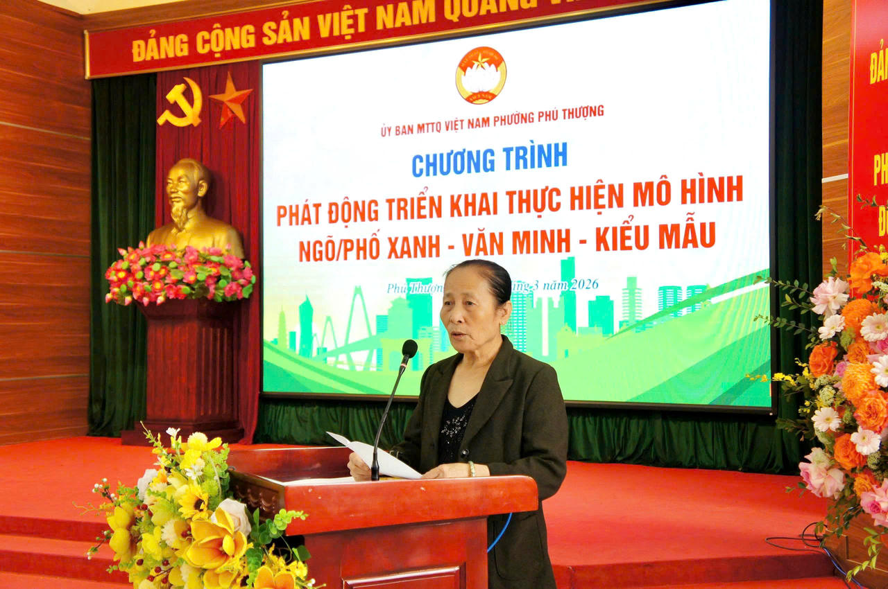 Bà Nguyễn Thị Bình - đại diện Ban Công tác Mặt trận Tổ dân phố số 19 phát biểu hưởng ứng chương trình.