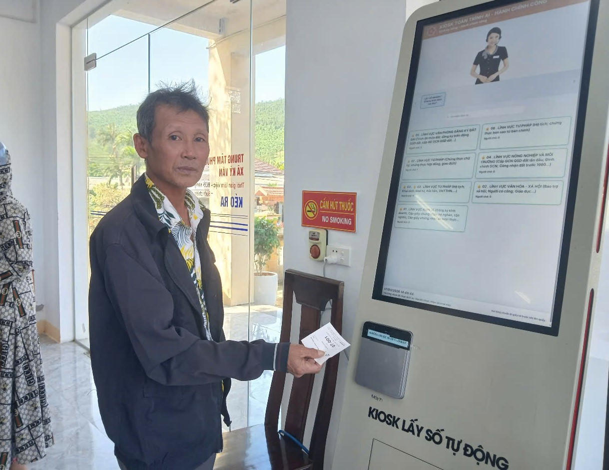 Ông Nguyễn Văn Mến lấy số thứ tự đến giao dịch tại&nbsp;Trung tâm phục vụ hành chính công xã.