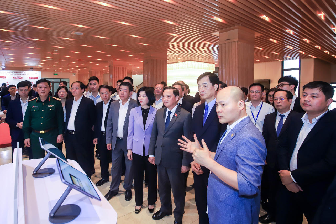 Bí thư Thành ủy Hà Nội Nguyễn Duy Ngọc và các đại biểu nghe giới thiệu về “Nền tảng điều hành tập trung của Đoàn ĐBQH và HĐND 2 cấp Thành phố Hà Nội”