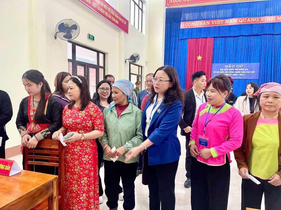 Lãnh đạo tỉnh Lào Cai kiểm tra công tác bầu cử.