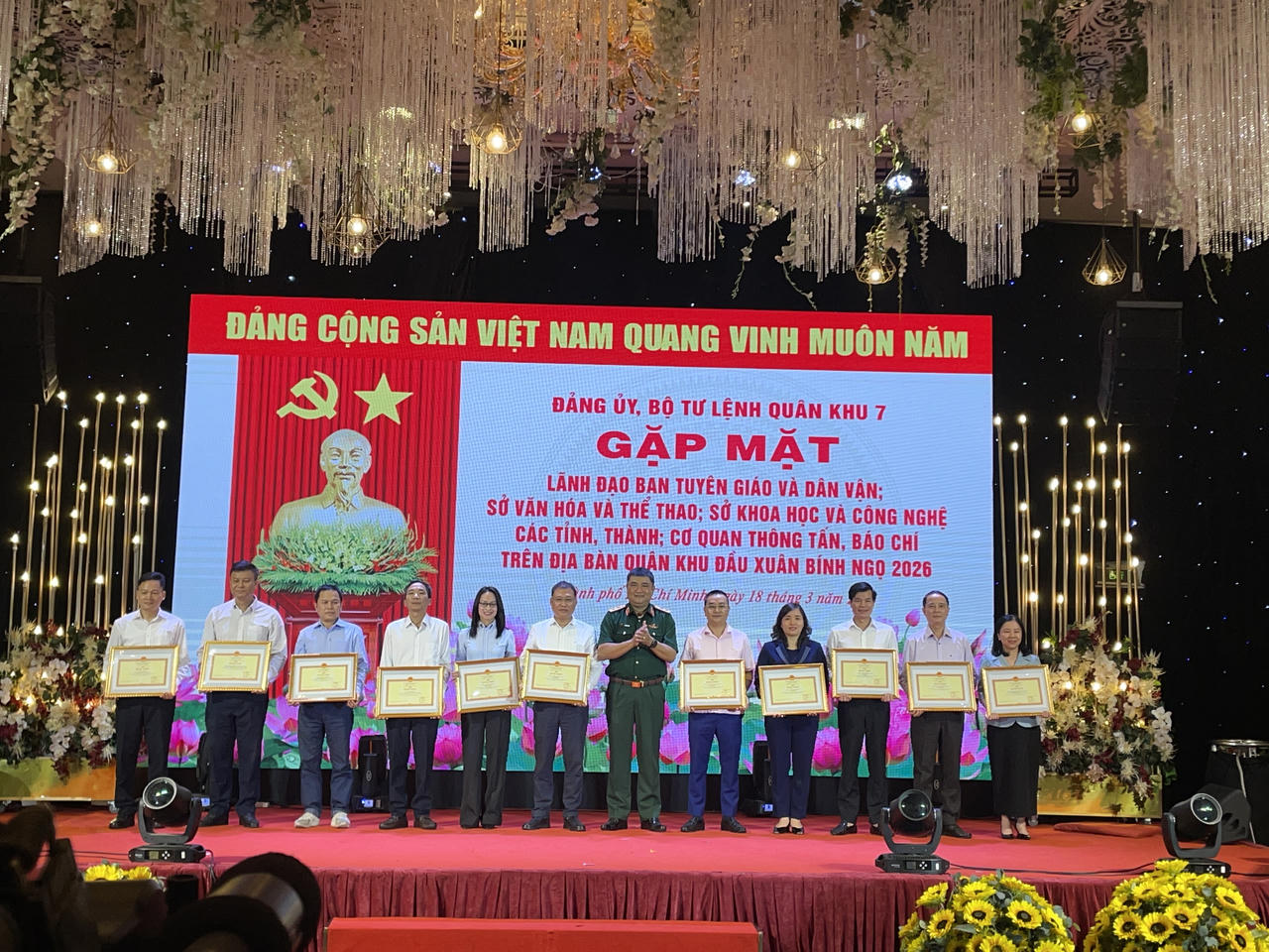 Trung tướng Lê Xuân Thế trao Bằng khen cho các tập thể, cá nhân. Ảnh: Võ Anh Tuấn