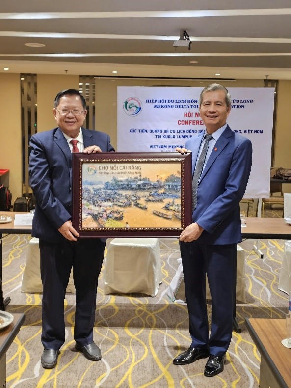 Chủ tịch Hiệp hội Du lịch đồng bằng sông Cửu Long Trần Việt Phường tặng quà lưu niệm cho ông Đinh Việt Linh, Đại sứ Việt Nam tại Malaysia.