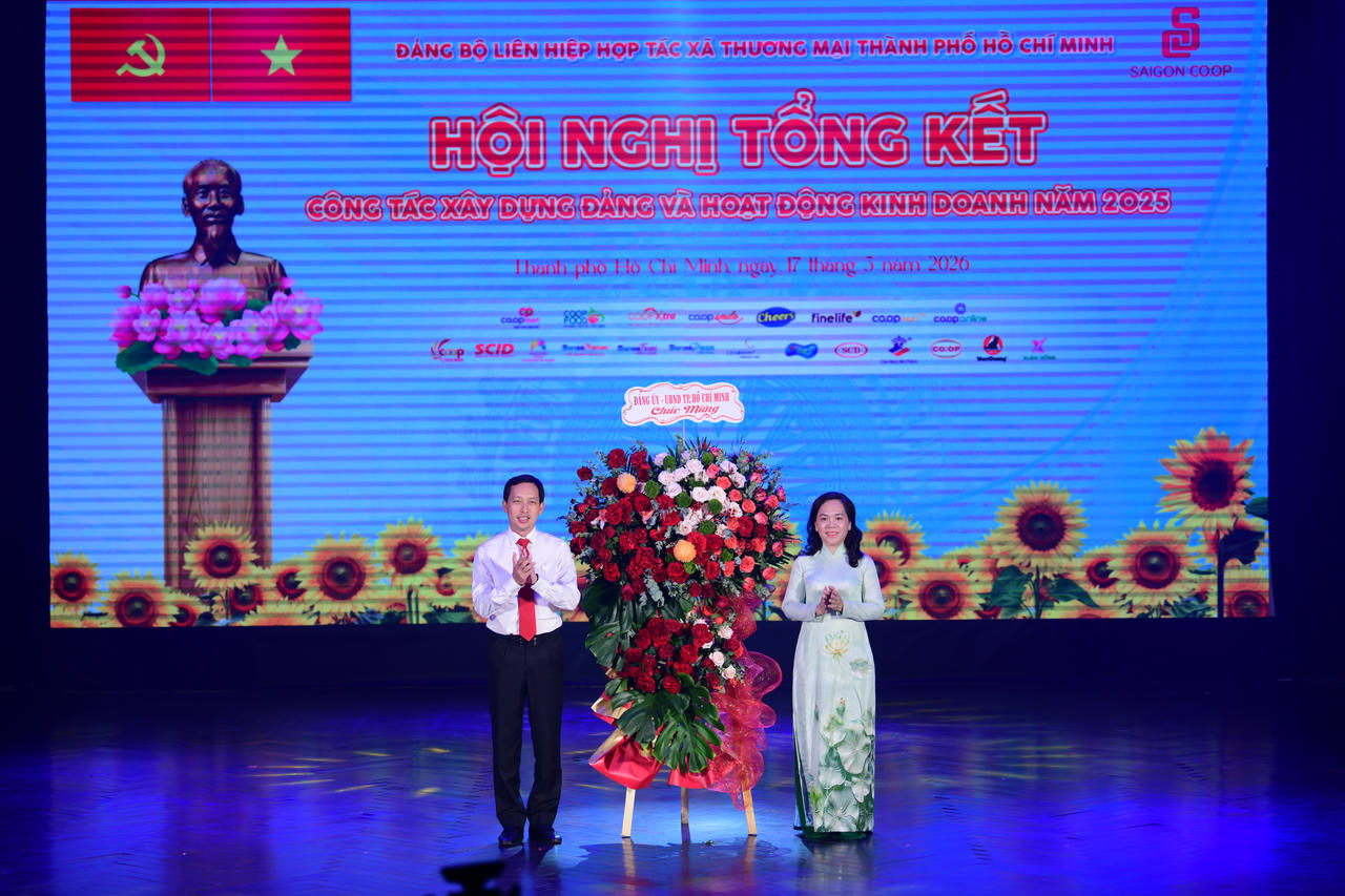 Ông Vũ Anh Khoa - Bí thư Đảng ủy, Chủ tịch HĐQT Saigon Co.op đại diện nhận hoa chúc mừng từ Đảng ủy, UBND TP.HCM