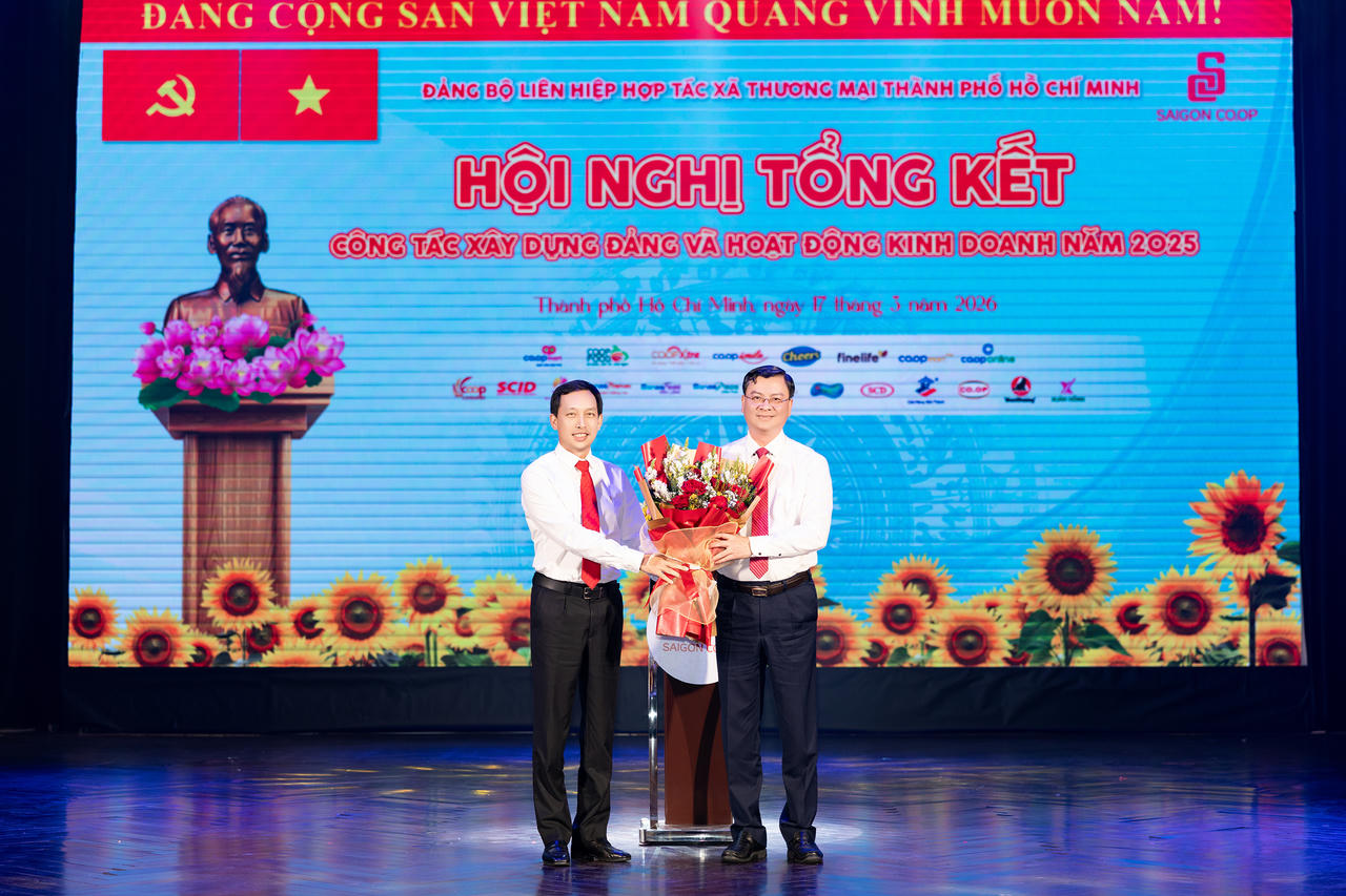 Ông Vũ Anh Khoa - Bí thư Đảng ủy, Chủ tịch HĐQT Saigon Co.op tặng hoa tri ân lãnh đạo TP.HCM tham dự và chỉ đạo nhiệm vụ 2026