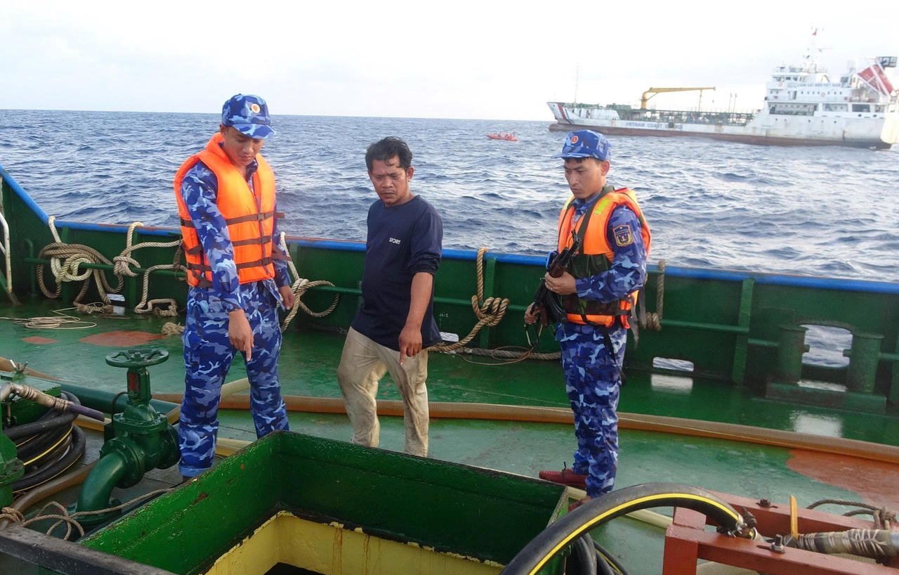 Lực lượng chức năng kiểm tra một tàu chở hàng vi phạm pháp luật.