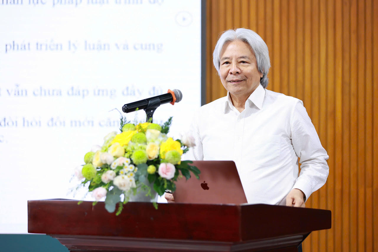 GS.TS. Võ Khánh Vinh phát biểu tại Hội thảo