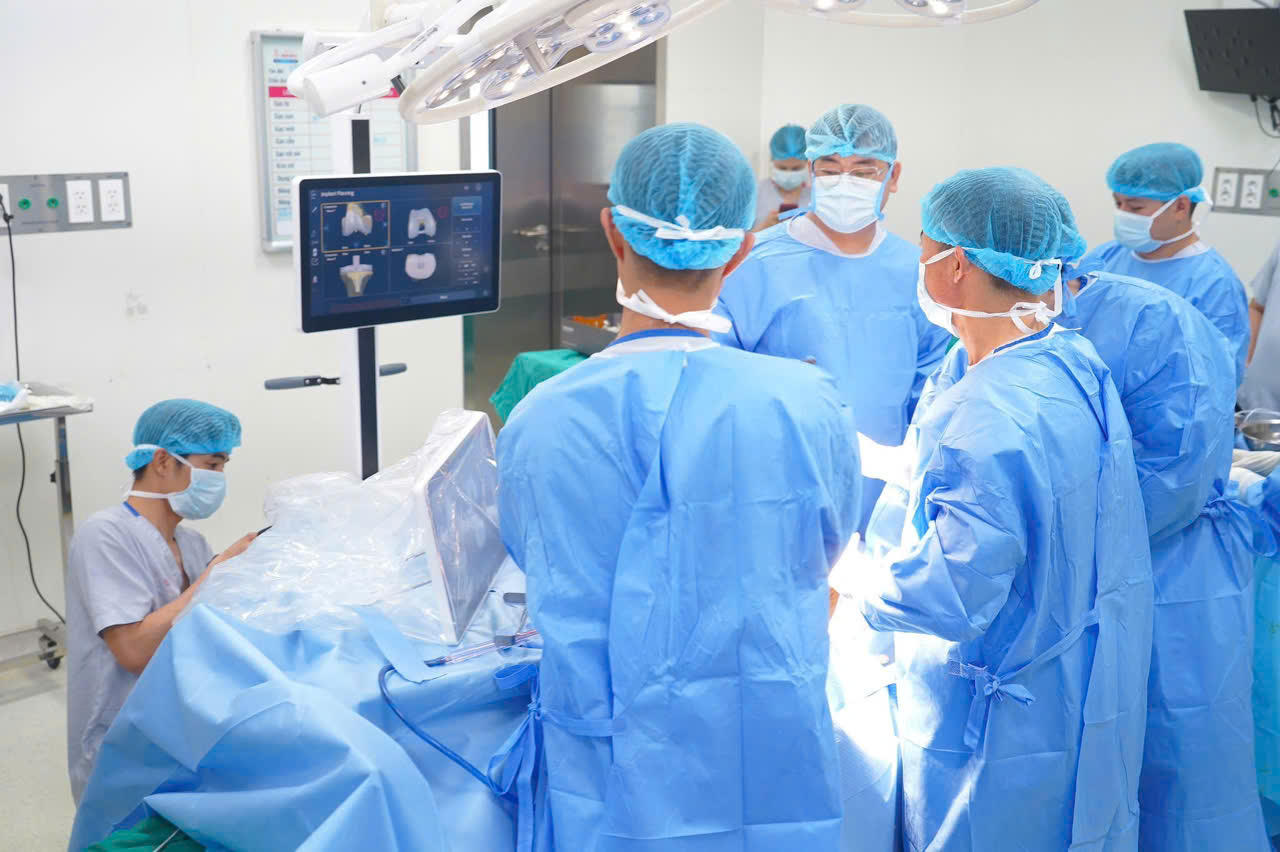 Bệnh viện E tiên phong đưa robot vào phẫu thuật thay khớp gối