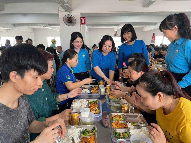 Bà Thái Thu Xương - Phó Chủ tịch Thường trực Tổng LĐLĐ Việt Nam dự chương trình "Bữa cơm Công đoàn" với đoàn viên lao động ở TP HCM