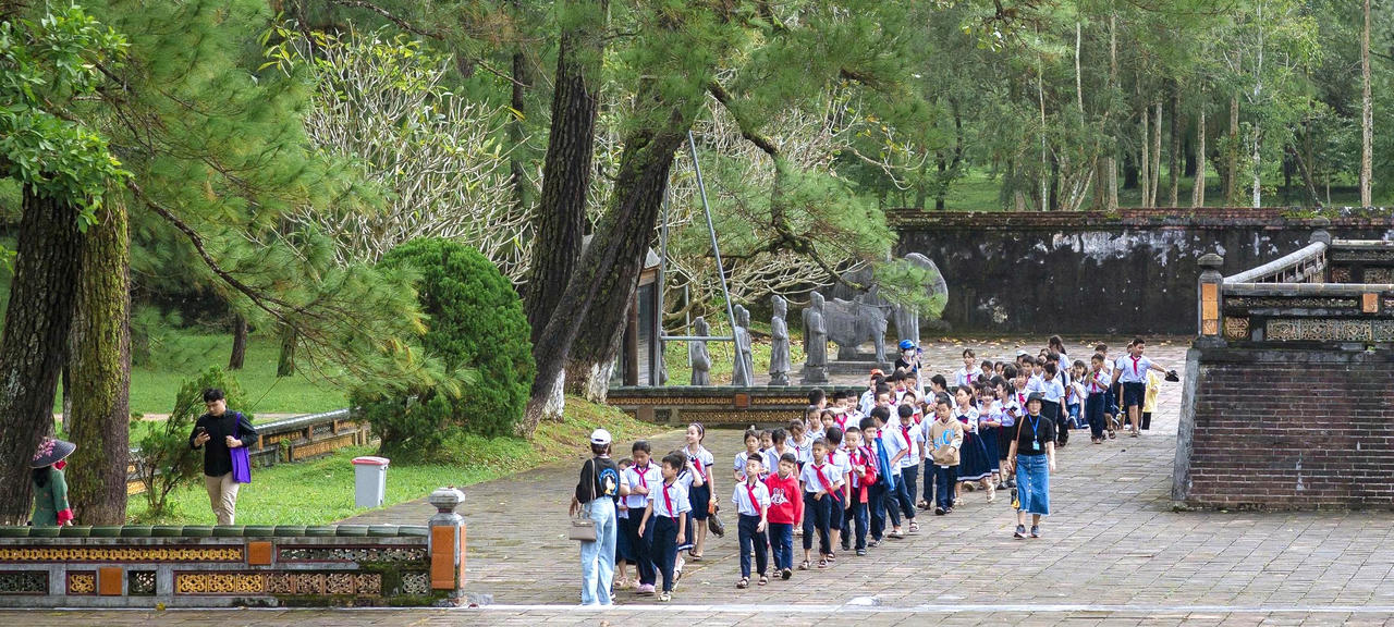 Học sinh tham quan, trải nghiệm tại các điểm di tích thuộc Quần thể Di tích Cố đô Huế.