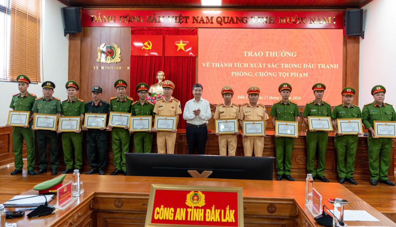 Chủ tịch UBND tỉnh Đắk Lắk trao Bằng khen cho các lực lượng Công an tỉnh có thành tích xuất sắc trong đấu tranh, phòng chống tội phạm. (Ảnh: Công an Đắk Lắk)