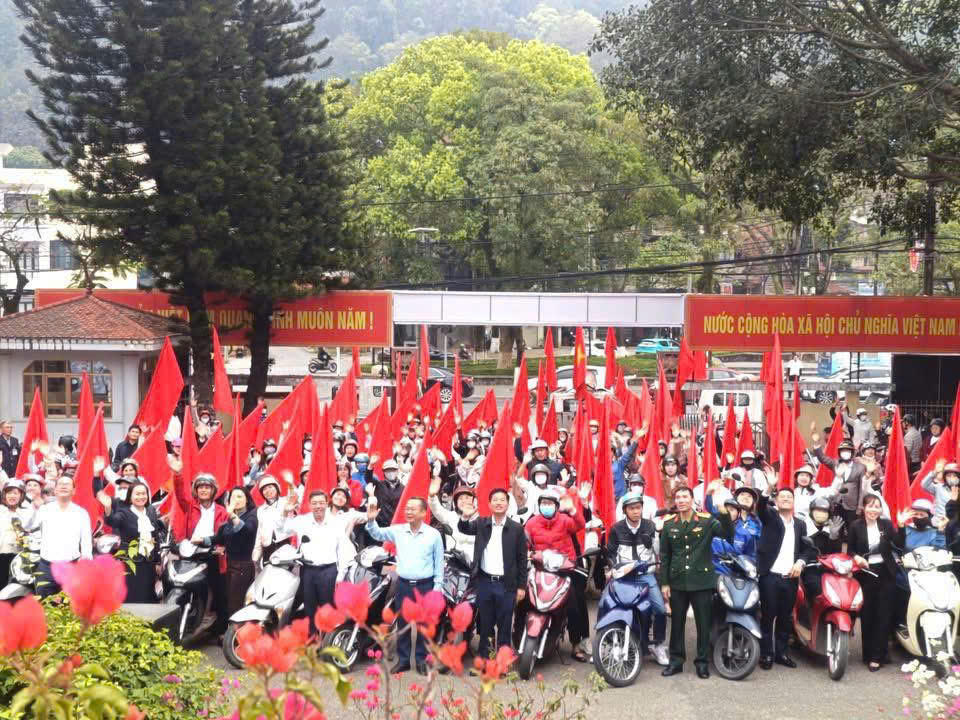 Ngay từ sáng sớm ngày bầu cử, tại nhiều điểm bỏ phiếu từ các phường trung tâm đến các xã vùng cao, vùng biên giới của tỉnh, cử tri đã có mặt đông đủ.