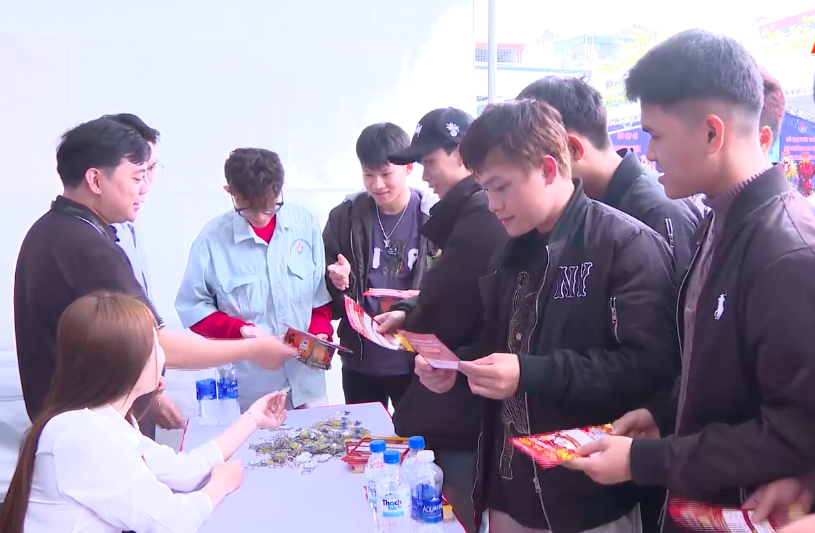 Đại diện các doanh nghiệp phát tờ rơi cung cấp thông tin tuyển dụng tới sinh viên, người lao động.