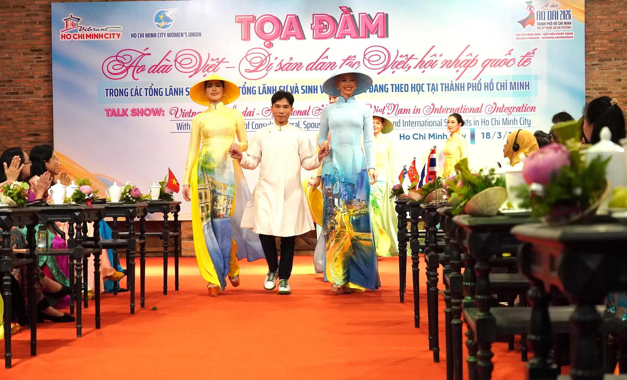 Nghệ nhân, nhà thiết kế Trung Đinh cùng sinh viên quốc tế trong trang phục áo dài