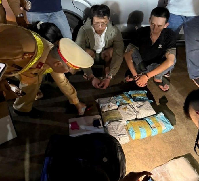 Các lực lượng Công an tỉnh Đắk Lắk bắt quả tang nhóm đối tượng mua bán hơn 10 kg ma túy vào tháng 3/2026. (Ảnh: Công an Đắk Lắk)