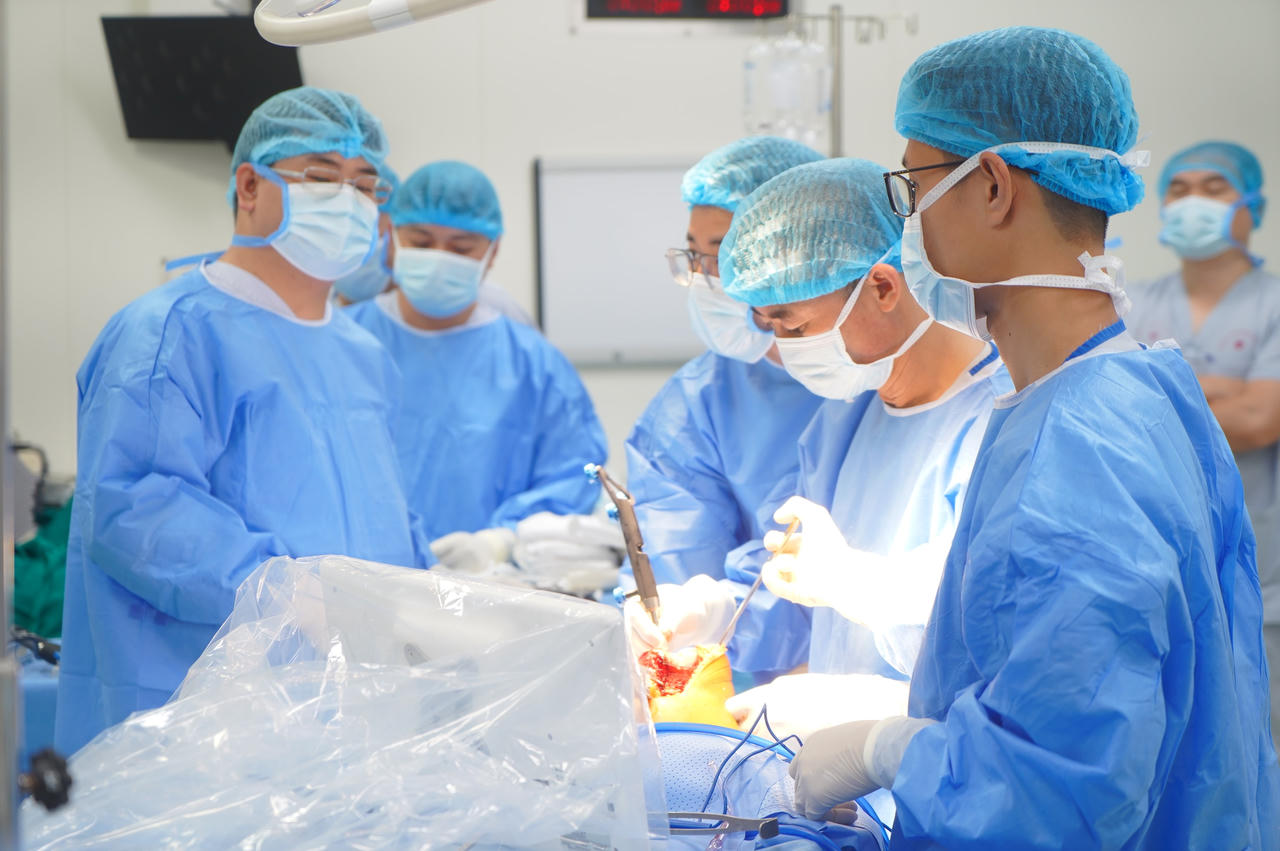 Các bác sĩ tiến hành ca phẫu thuật