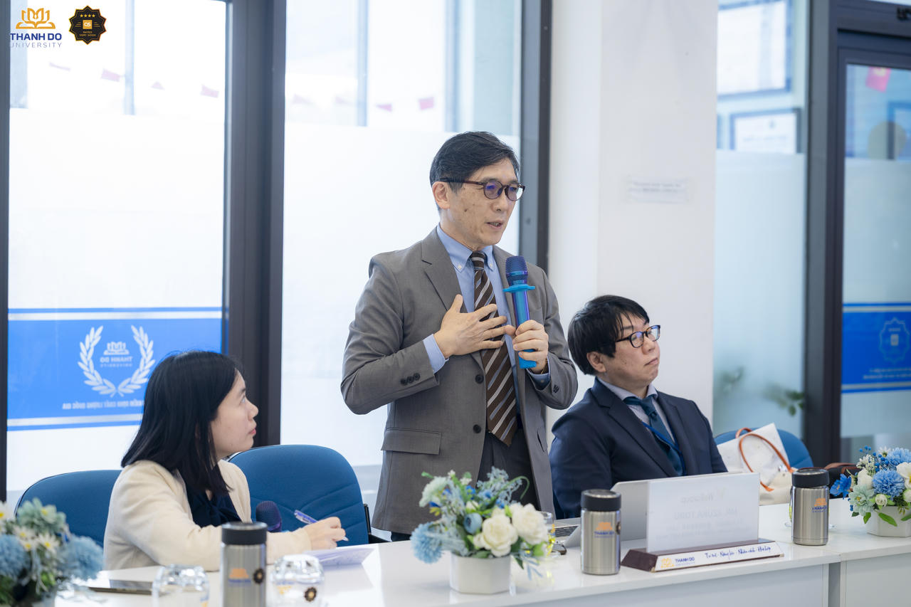 Ông Iizuka Toru – Giám đốc điều hành Công ty Well Việt Nhật trao đổi những thông tin về hệ thống chăm sóc sức khỏe người cao tuổi tới các bạn sinh viên.