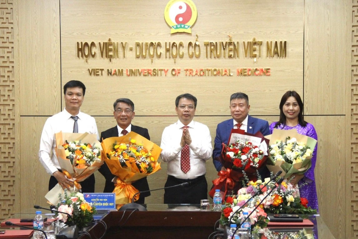 Tái bổ nhiệm chức danh cho 4 Phó Giáo sư tại Học viện Y - Dược học Cổ truyền Việt Nam