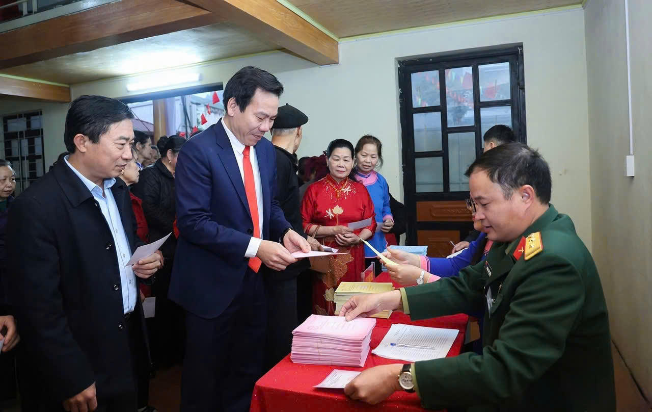 Chính sự chu đáo trong từng khâu tổ chức đã góp phần tạo nên không khí phấn khởi trong ngày bầu cử. 