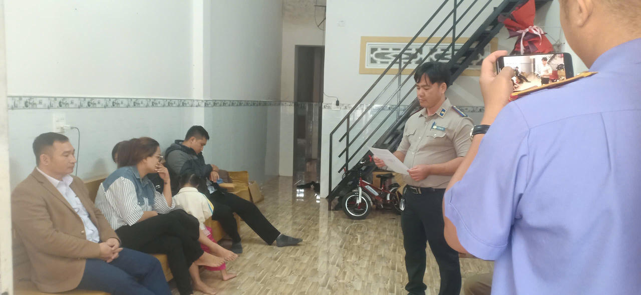 Chấp hành viên tống đạt quyết định Thi hành án