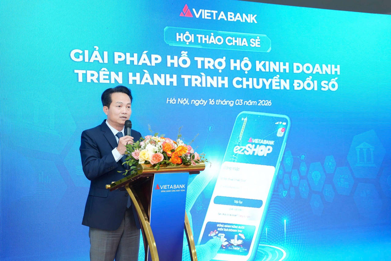 Ông Bùi Xuân Dũng - Phó Tổng Giám đốc VIETABANK chia sẻ tại hội thảo về giải pháp hỗ trợ hộ kinh doanh ezSHOP.