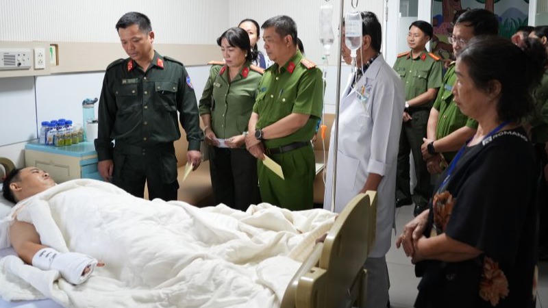 Thiếu tá công an bị du khách đâm bị thương