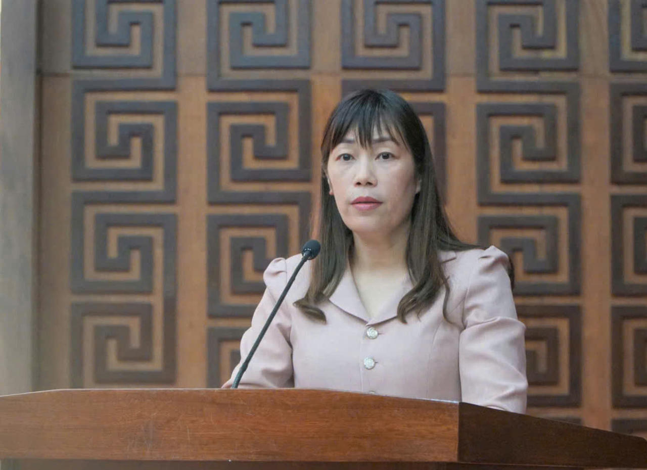 Phó Chủ tịch HĐND tỉnh Điện Biên Cao Thị Tuyết Lan phát biểu tại hội nghị.