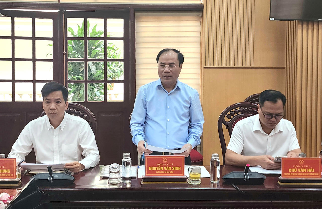 Thứ trưởng Bộ Xây dựng Nguyễn Văn Sinh phát biểu tại hội nghị. (Ảnh: Tiến Anh)