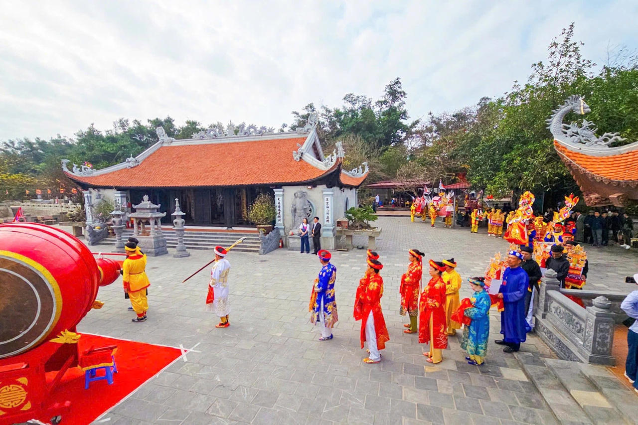 Lễ hội&nbsp;nhằm tưởng nhớ Nam Hải Thần Vương - vị tướng thời Trần được nhân dân tôn thờ tại đảo Hòn Dấu.