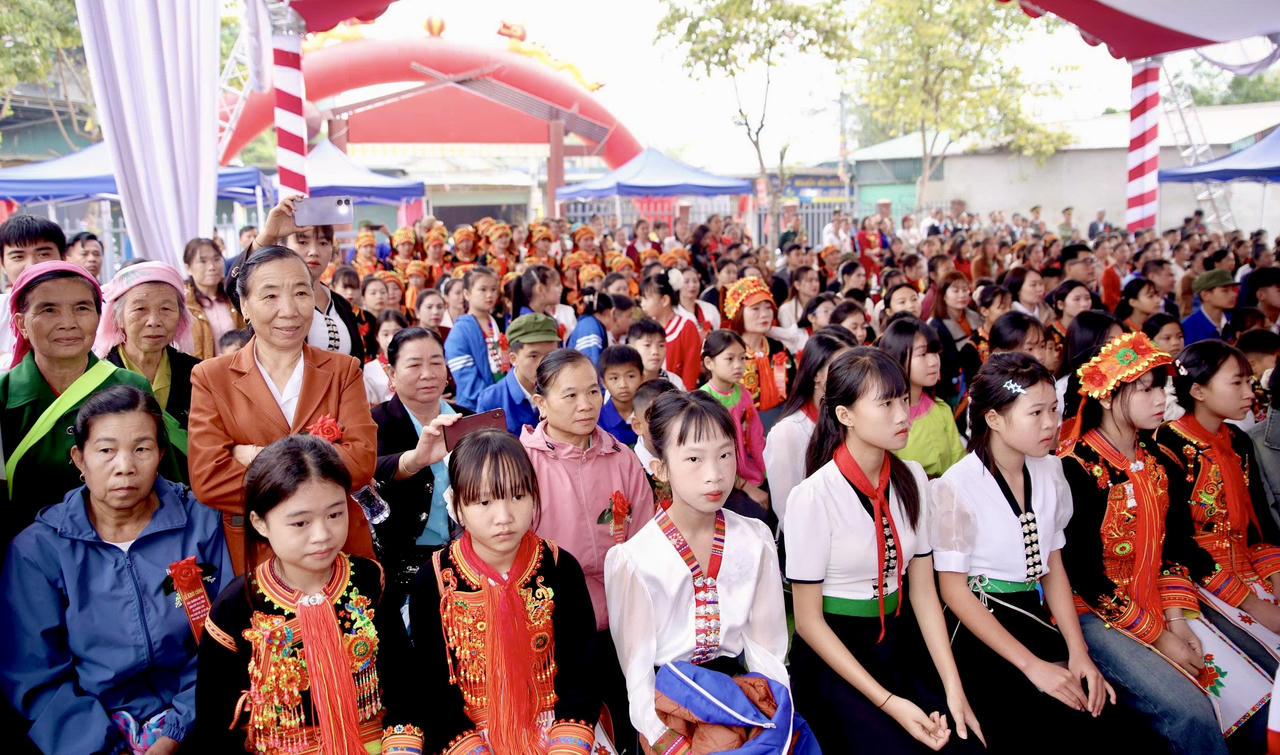 Đông đảo người dân và học sinh ở xã Khổng Lào tham dự Lễ khởi công.