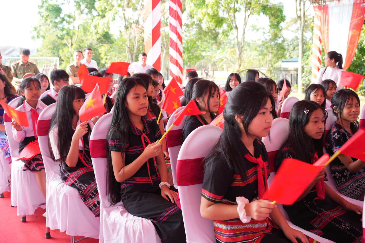 Học sinh vùng cao A Lưới vui mừng tham gia lễ khởi công xây dựng các trường học liên cấp.