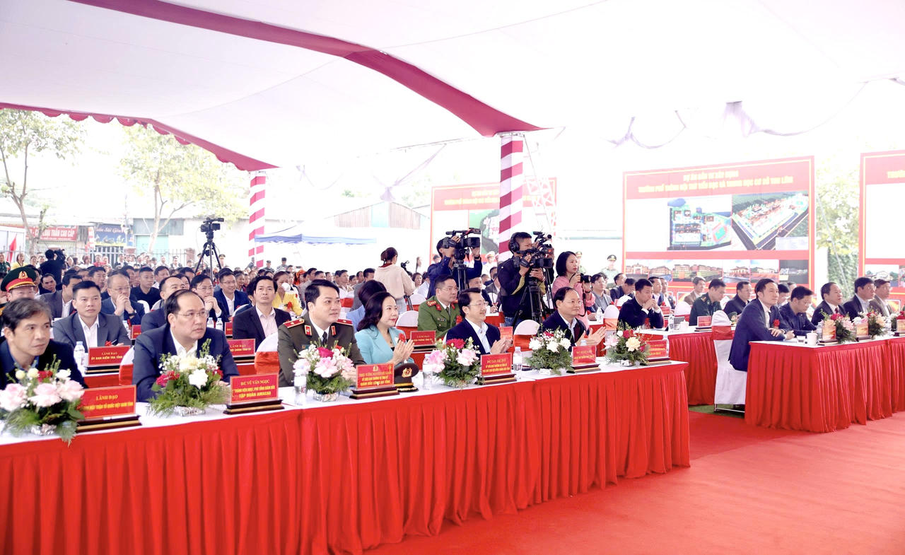 Các đại biểu tham dự buổi lễ.