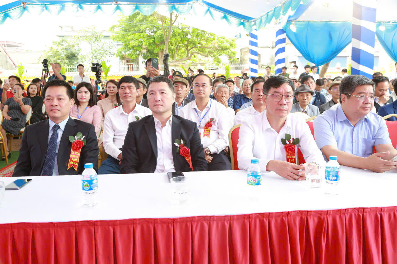 Các đại biểu tham dự chương trình.