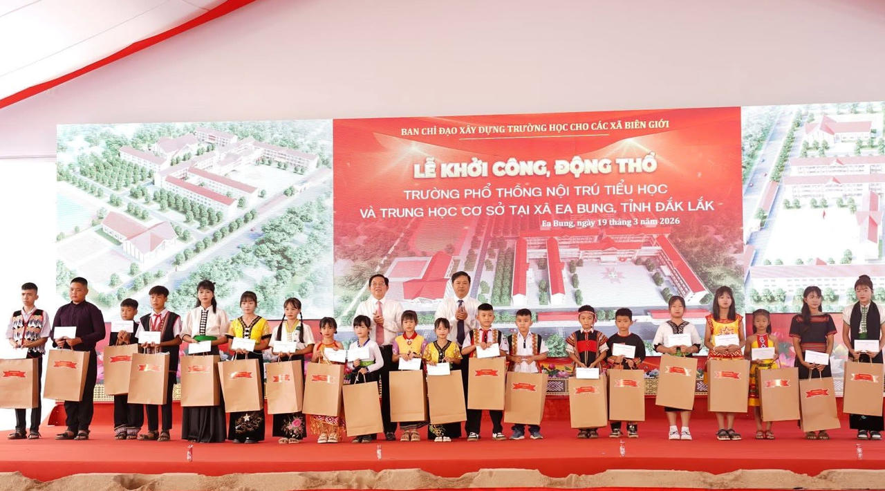 Phó Thủ tướng Hồ Quốc Dũng và Bí thư Tỉnh ủy Đắk Lắk Lương Nguyễn Minh Triết trao quà cho các em học sinh tại Ea Bung.