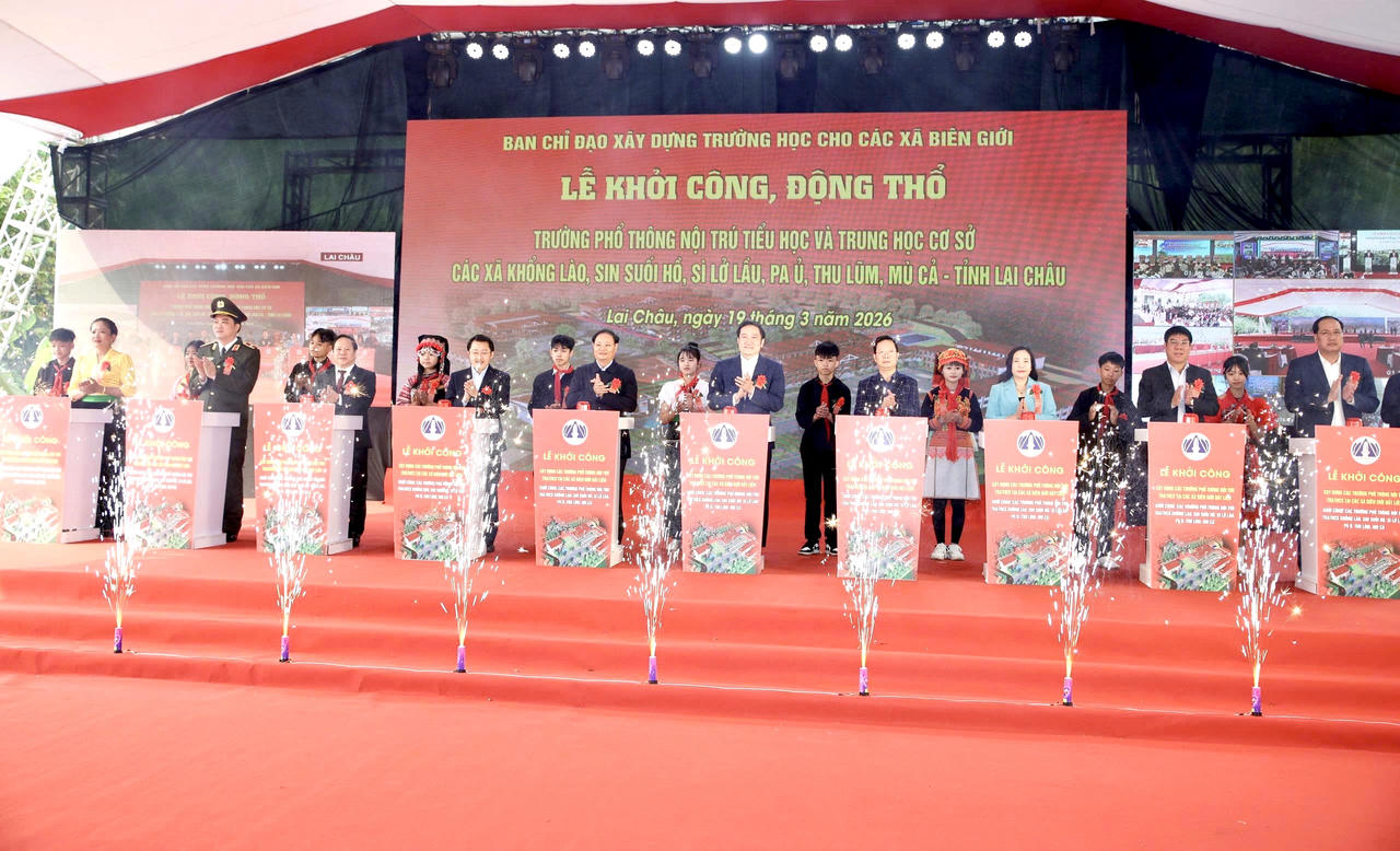 Lãnh đạo tỉnh Lai Châu và các đại biểu đã thực hiện nghi thức động thổ khởi công các dự án.