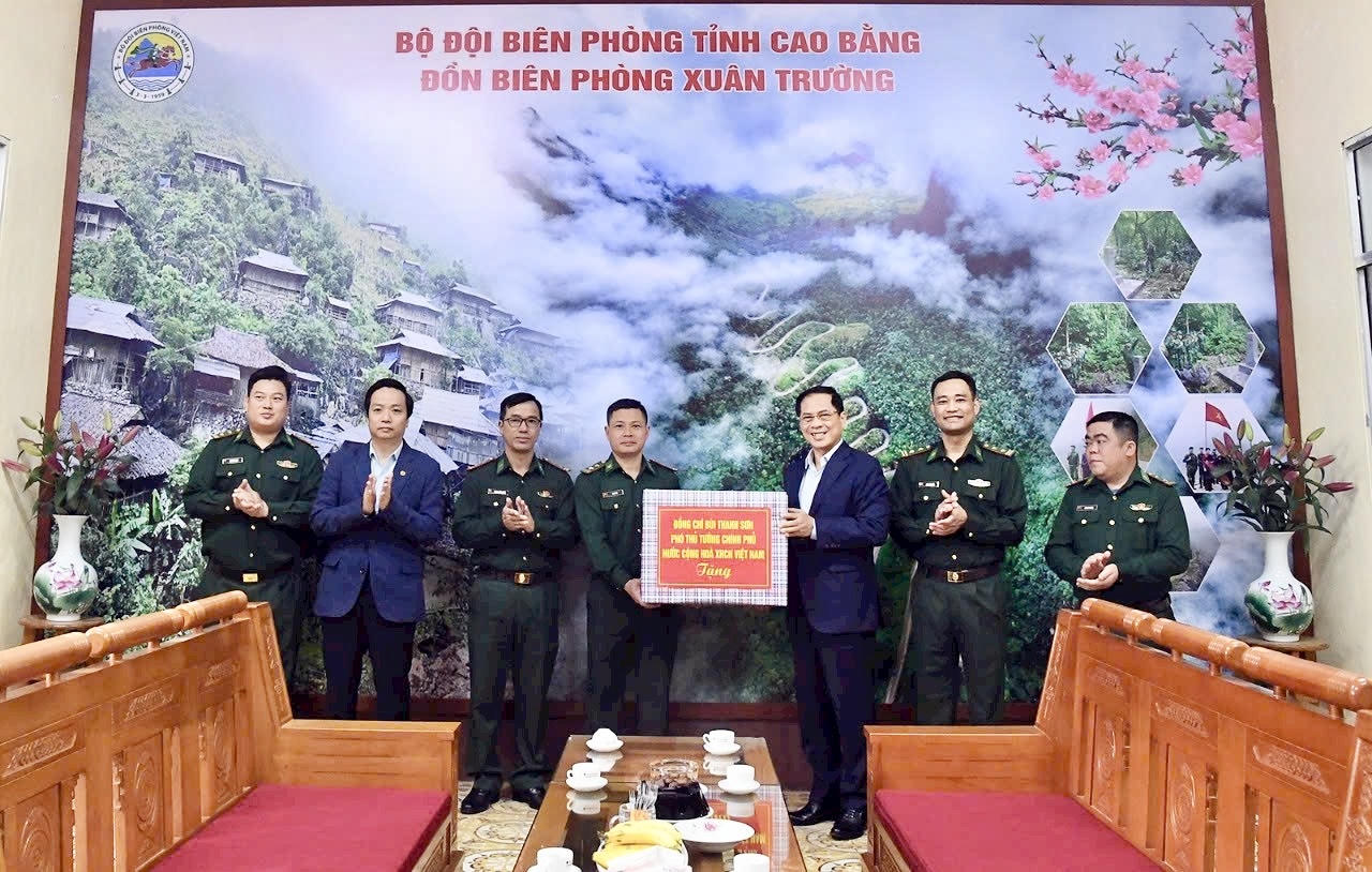 Phó Thủ tướng Bùi Thanh Sơn tới thăm và tặng quà cán bộ, chiến sĩ Đồn Biên phòng Xuân Trường. (Ảnh: PV)