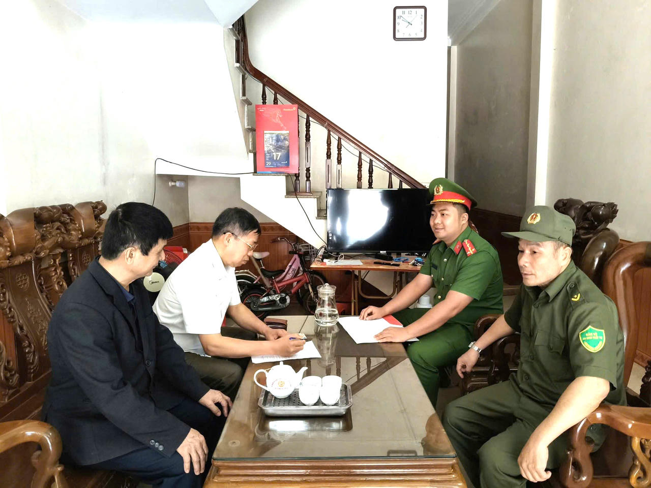 Lực lượng Công an phường Lào Cai phối hợp với tổ dân phố nắm tình hình, trao đổi biện pháp quản lý địa bàn, phòng, chống ma túy từ cơ sở.