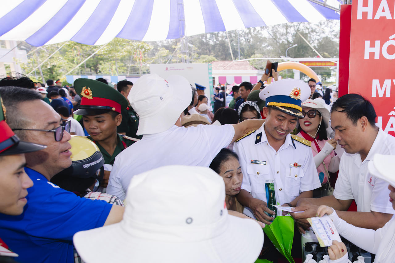 Chiến sĩ mua sắm tại đặc khu Côn Đảo háo hức mua sắm tại Phiên chợ Nghĩa tình biển đảo