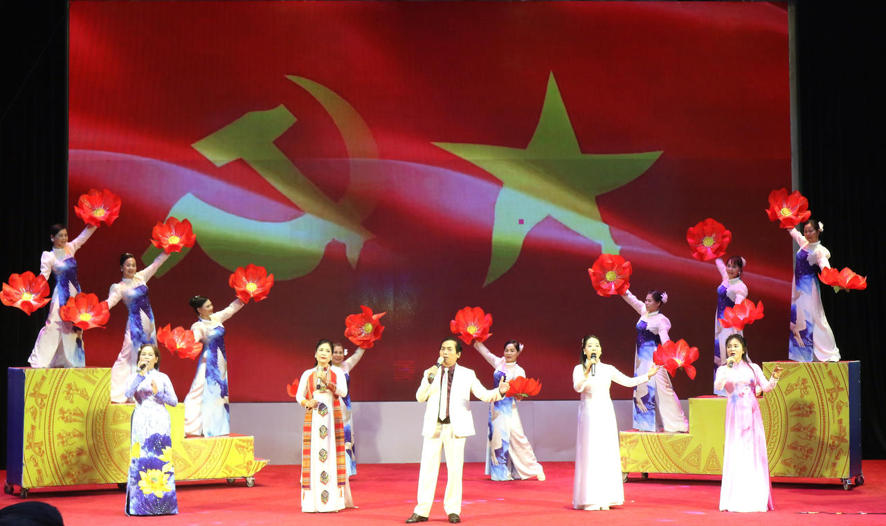 Văn nghệ chào mừng.