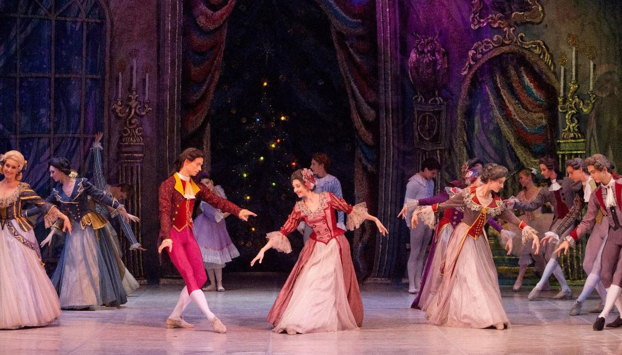 Những bước nhảy ballet hòa cùng giai điệu giao hưởng, tạo nên vẻ đẹp tinh tế của nghệ thuật hàn lâm