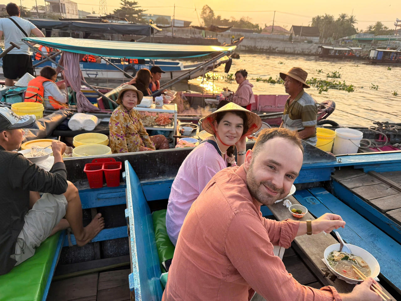 Du khách nước ngoài trên sông Hậu. (Ảnh: Mekong Smile)