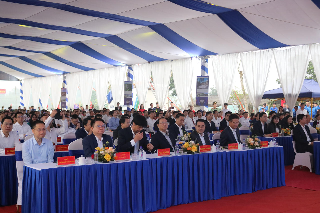 Phó Thủ tướng Lê Thành Long dự khởi công Trường phổ thông nội trú liên cấp Tiểu học và Trung học cơ sở Bản Lầu