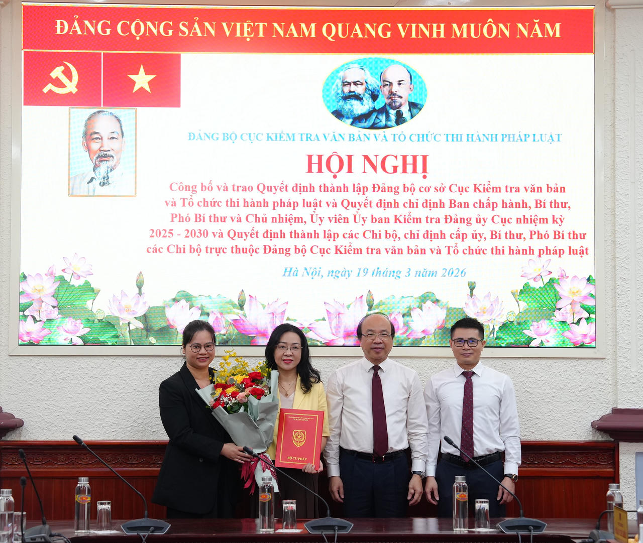 Trao quyết định thành lập Đảng bộ cơ sở Cục Kiểm tra văn bản và tổ chức thi hành pháp luật