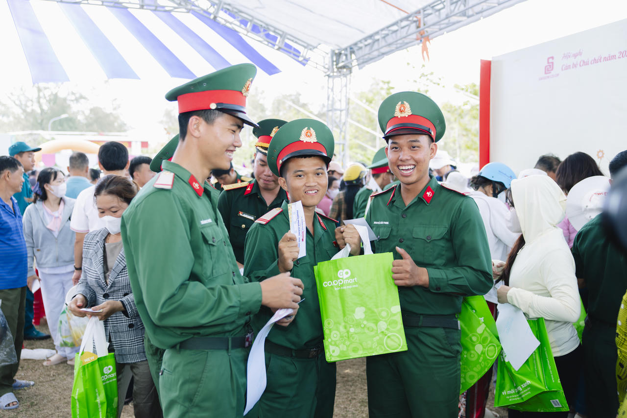 Các cán bộ, chiến sĩ bộ độ náo nhiệt mua sắm tại Phiên chợ