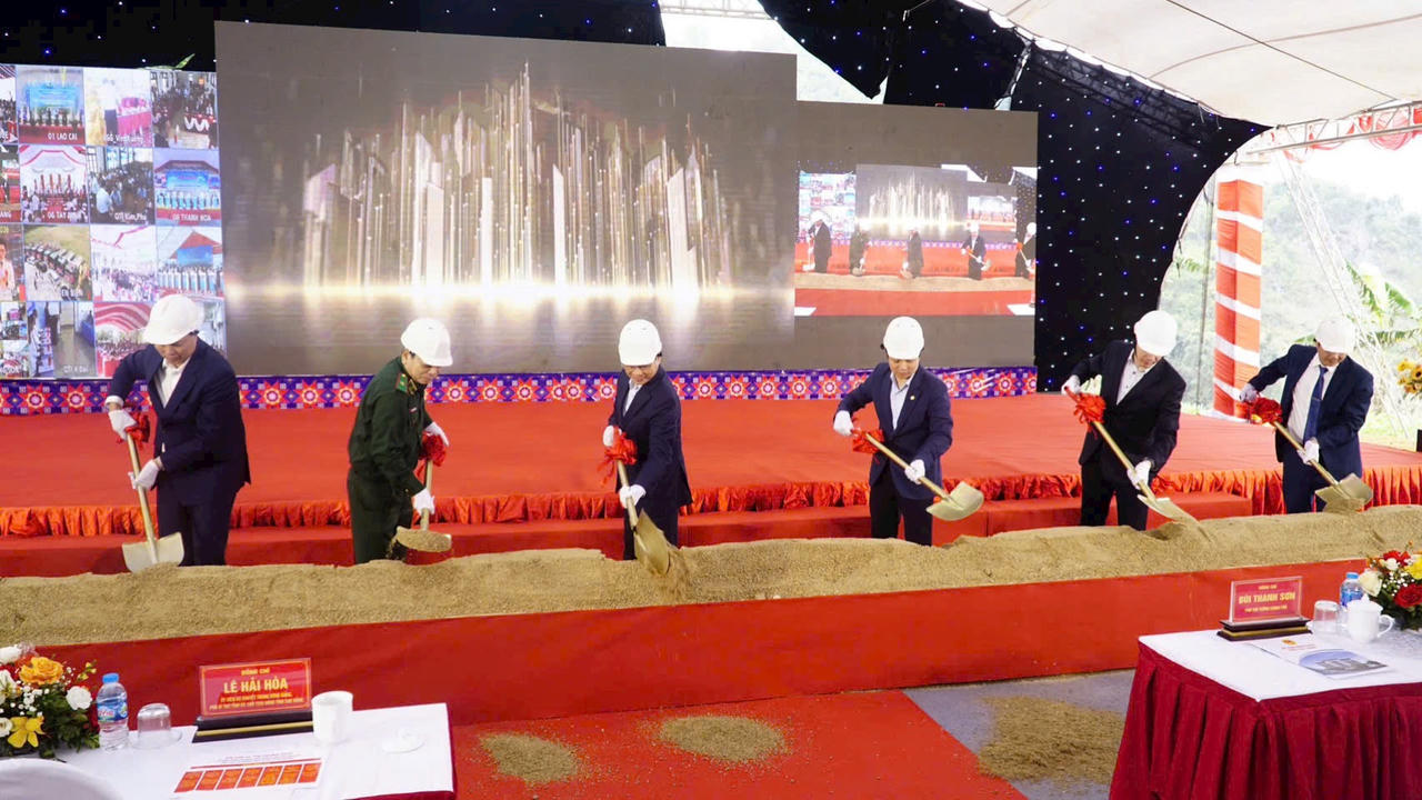 Lãnh đạo Trung ương và tỉnh Cao Bằng thực hiện nghi thức khởi công xây dựng Trường Phổ thông nội trú liên cấp Tiểu học và THCS Xuân Trường tại xóm Lũng Rạc, xã Xuân Trường. (Ảnh: PV)